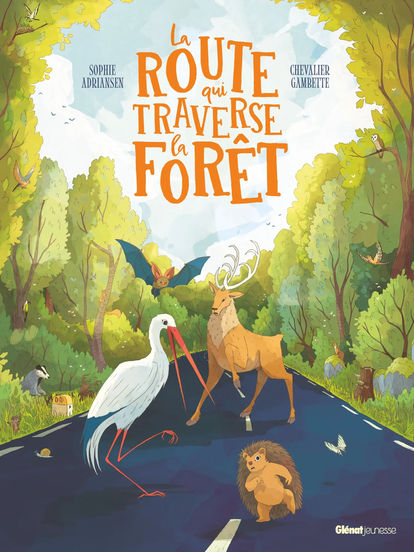 La route qui traverse la forêt
